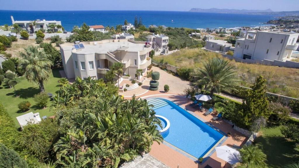 Bazén v ubytovaní Villa Elina Luxury Residence alebo v jeho blízkosti