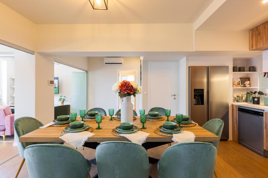 ein Esszimmer mit einem langen Tisch und Stühlen in der Unterkunft BESTVILLAS Plaza in Braga