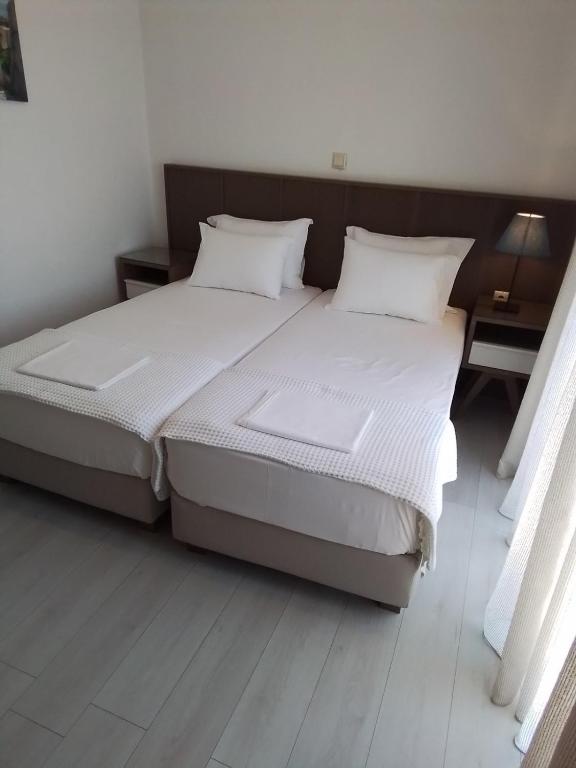 Postel nebo postele na pokoji v ubytování Kallikratia Suites 3