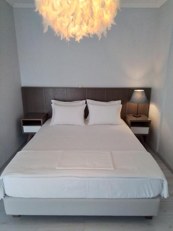 Postel nebo postele na pokoji v ubytování Kallikratia Suites 3