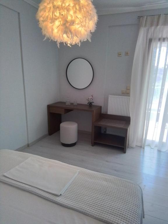 Postel nebo postele na pokoji v ubytování Kallikratia Suites 3