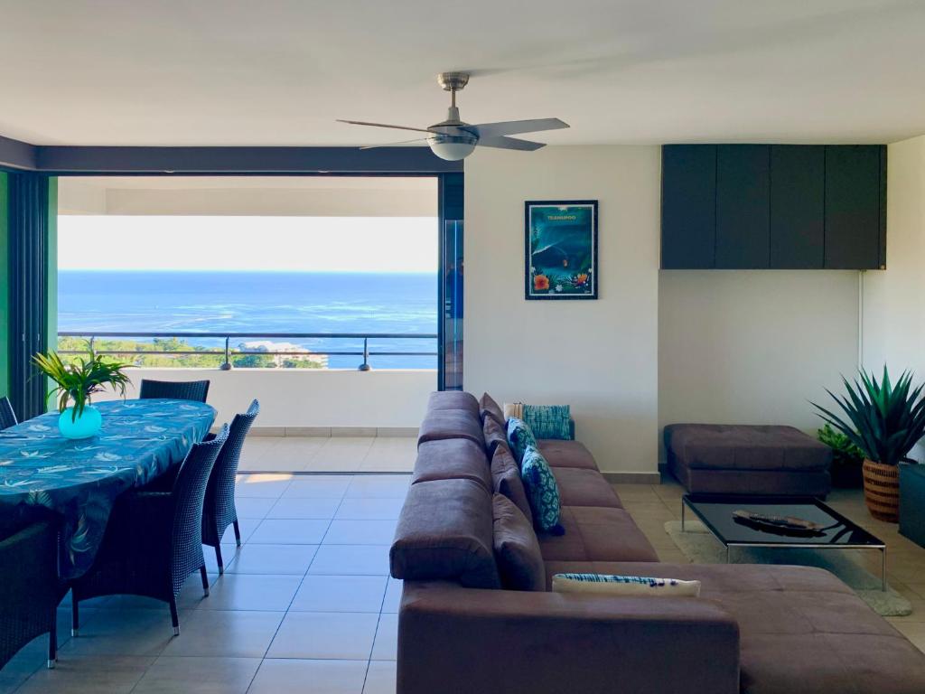 Posezení v ubytování Kaili Ocean view luxury 2BR AC throughout Fiber Wifi & Pool