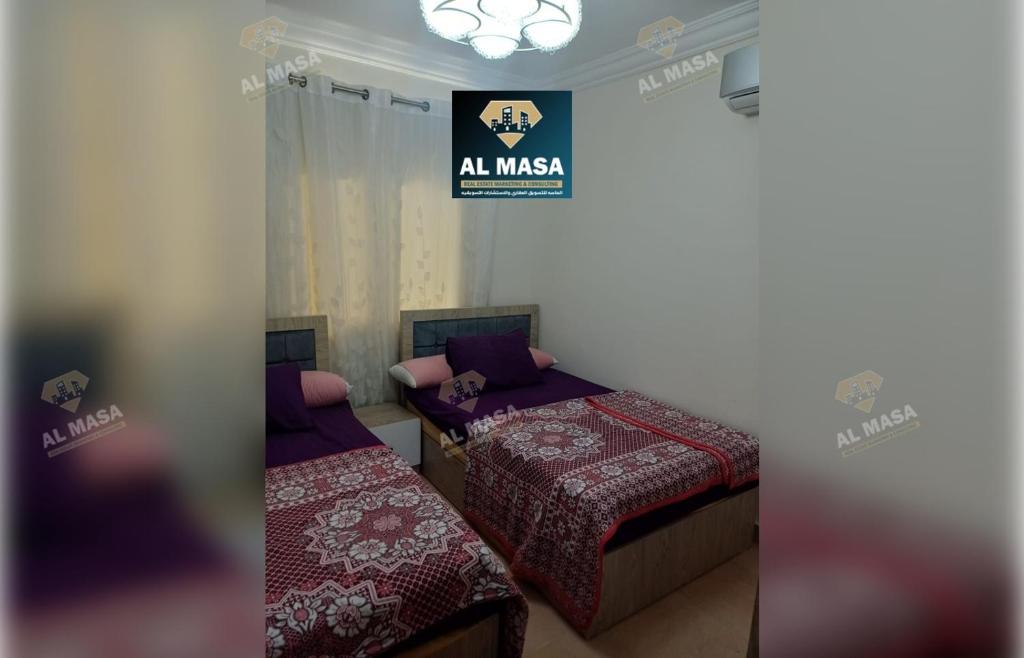 Postel nebo postele na pokoji v ubytování شاليه 3 غرف فندقي بقريه ستيلا هايتس