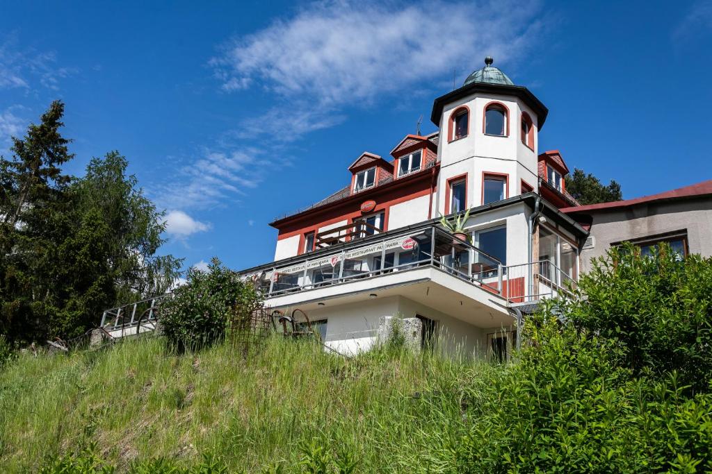 una casa grande en la cima de una colina en Hotel Panorama, en Jáchymov