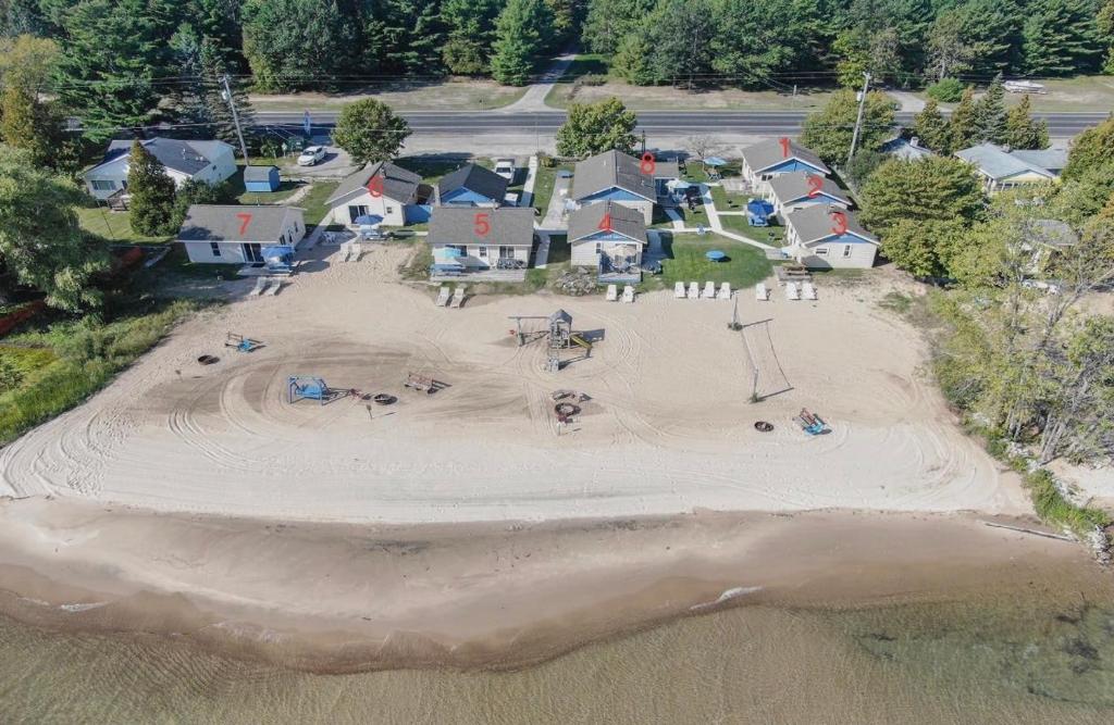 eine Luftansicht auf einen Spielplatz am Strand in der Unterkunft One bedroom cottage on the beach in Oscoda
