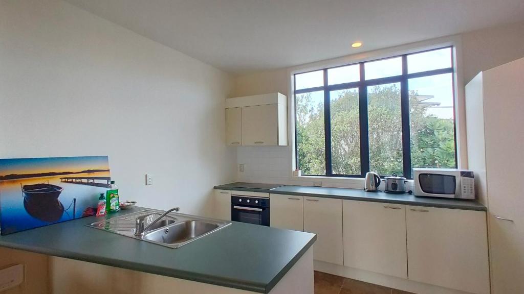 Big Save at St Lukes Quiet House - Resim 4