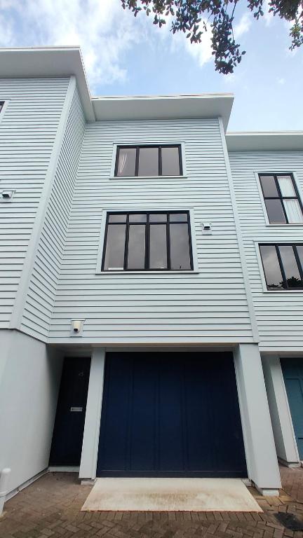 Big Save at St Lukes Quiet House - Resim 18