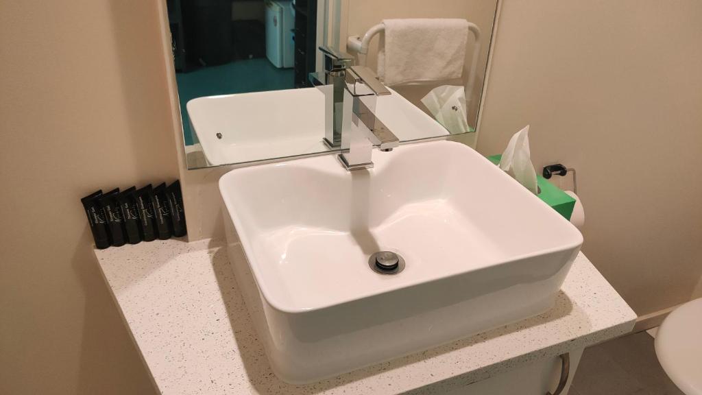 Big Save at St Lukes Quiet House - Resim 32