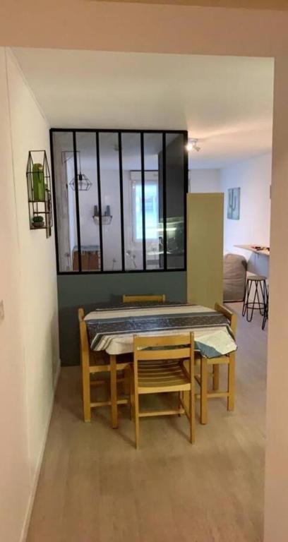 une salle à manger avec une table et deux chaises dans l'établissement Superbe T1 Bis proche du Centre Ville et Plage, à La Rochelle