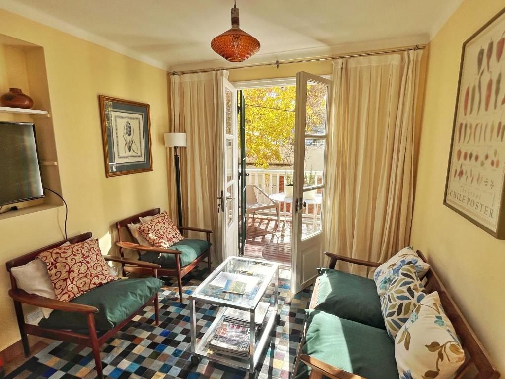 un salon avec un canapé, des chaises et une table dans l'établissement Pato’s Guest House, à Mendoza