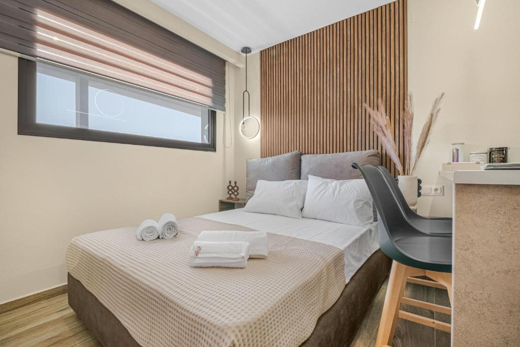 ein Schlafzimmer mit einem Bett mit Handtüchern darauf in der Unterkunft Golden View with Balcony in Ammoudara