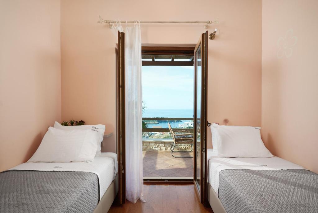 Posteľ alebo postele v izbe v ubytovaní Villa Paradissi in Crete