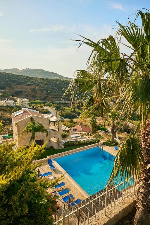 Bazén v ubytovaní Villa Paradissi in Crete alebo v jeho blízkosti