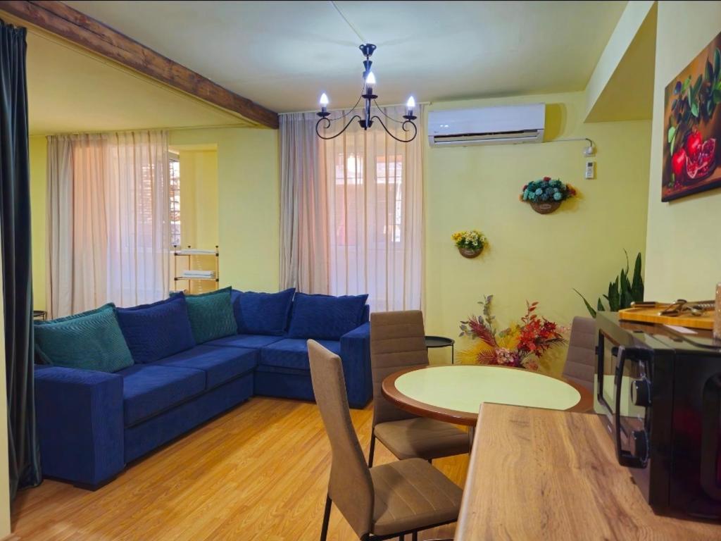 لابی و فضای عمومی Apartment in the old district (Bread Square) - تصویر ۵