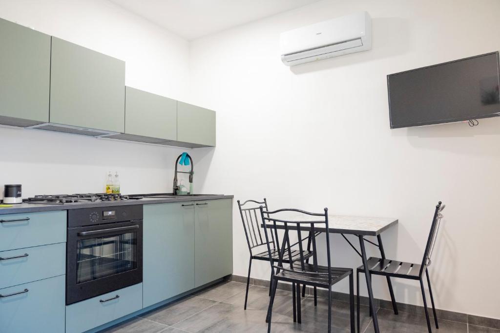 Una cocina con una mesa y sillas en una habitación. en Case Vacanze Villa Patrizia, en Marinella di Selinunte
