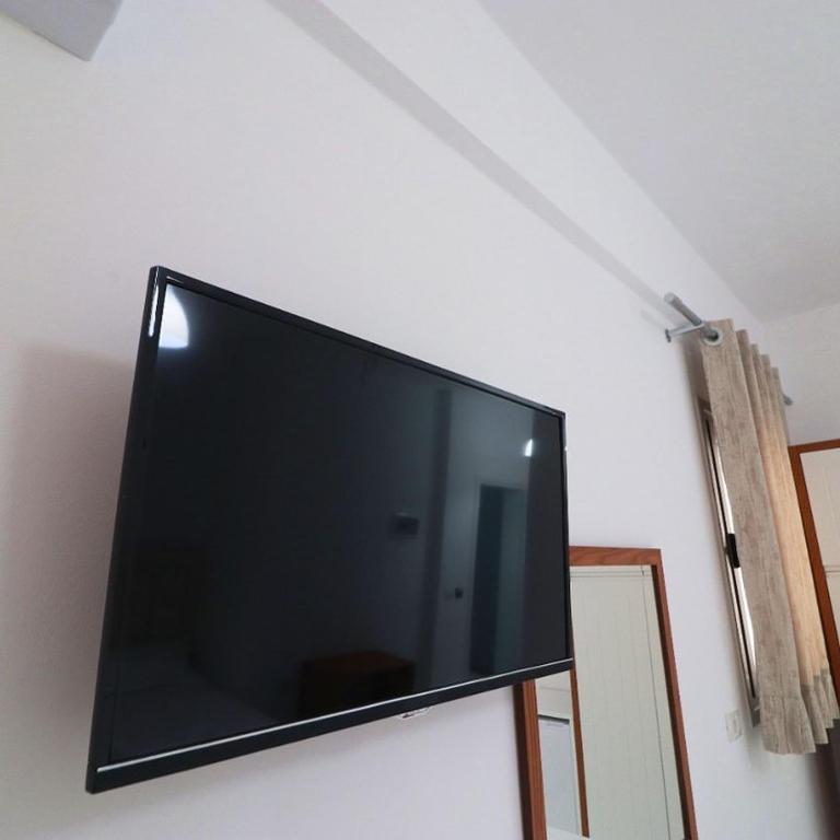 TV a/nebo společenská místnost v ubytování Vila Mihali Himara
