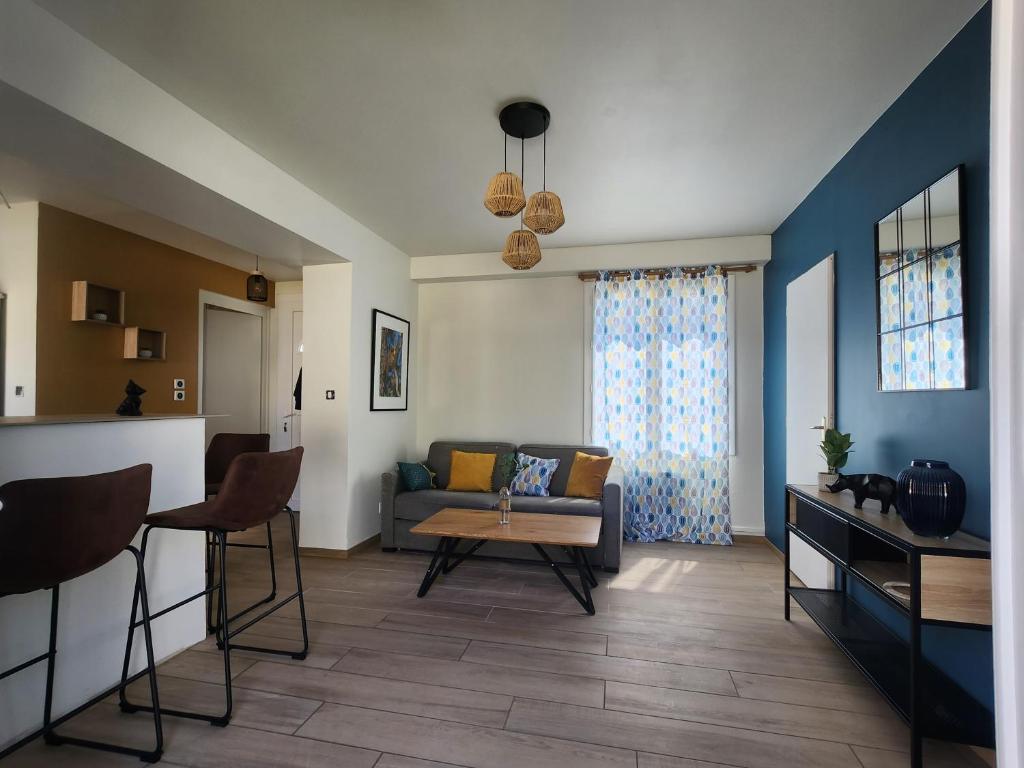 un salon avec un canapé et une table dans l'établissement La casa choukie, à Pornic