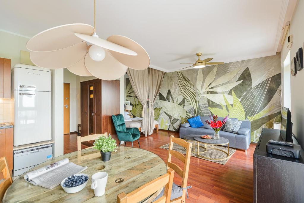 Apartament obejmuje kuchnię i salon z wentylatorem sufitowym. w obiekcie Gdanski Business Center Apartments w Warszawie