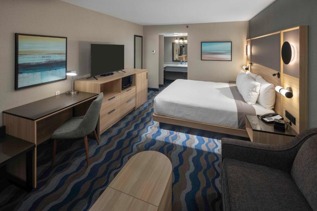Postel nebo postele na pokoji v ubytování Accent Inns Burnaby