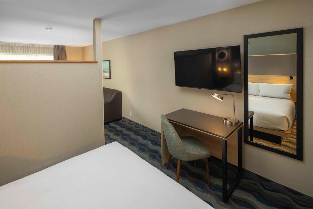 Postel nebo postele na pokoji v ubytování Accent Inns Burnaby