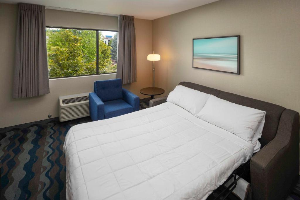 Postel nebo postele na pokoji v ubytování Accent Inns Burnaby
