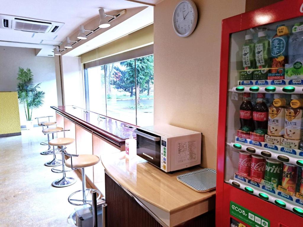 室蘭市にあるHotel Tetora Higashimuroran - Vacation STAY 75813vの電子レンジとスツールが備わるバー