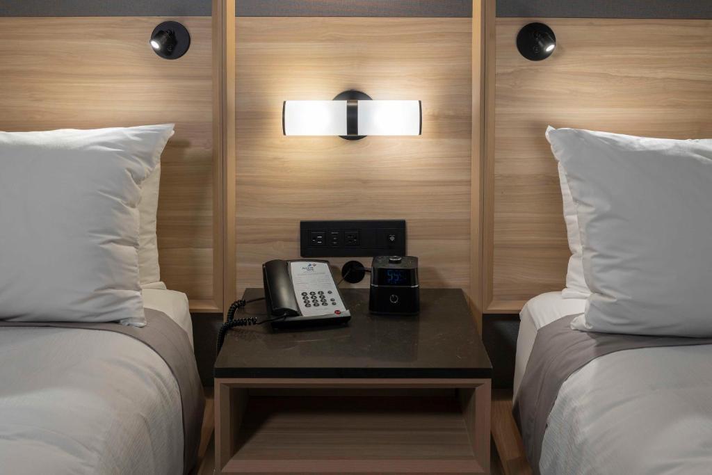 Postel nebo postele na pokoji v ubytování Accent Inns Kelowna
