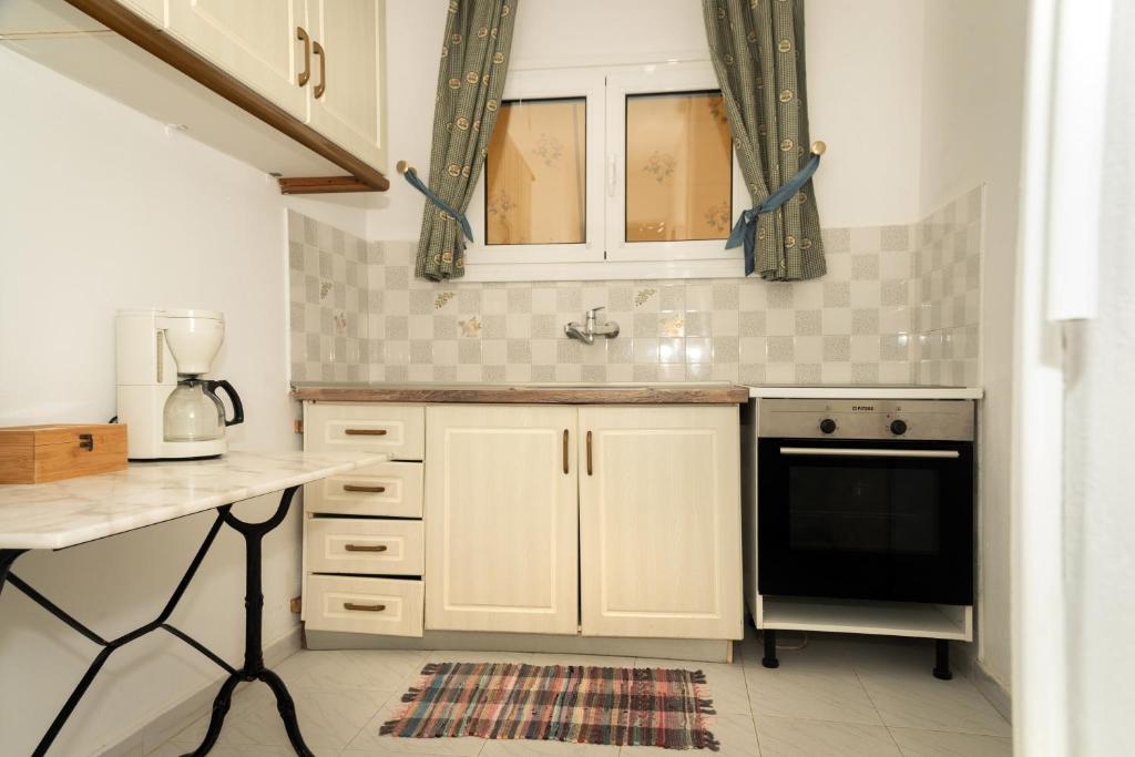 A kitchen or kitchenette at MEL