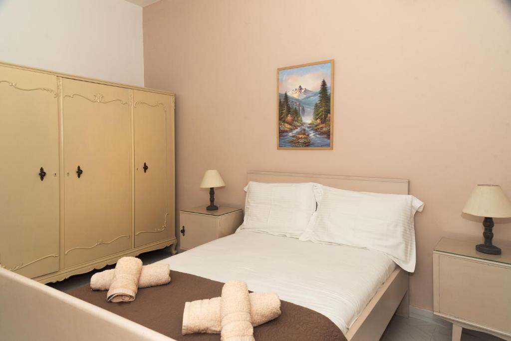 A bed or beds in a room at MEL