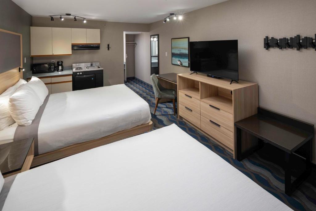 Postel nebo postele na pokoji v ubytování Accent Inns Kelowna