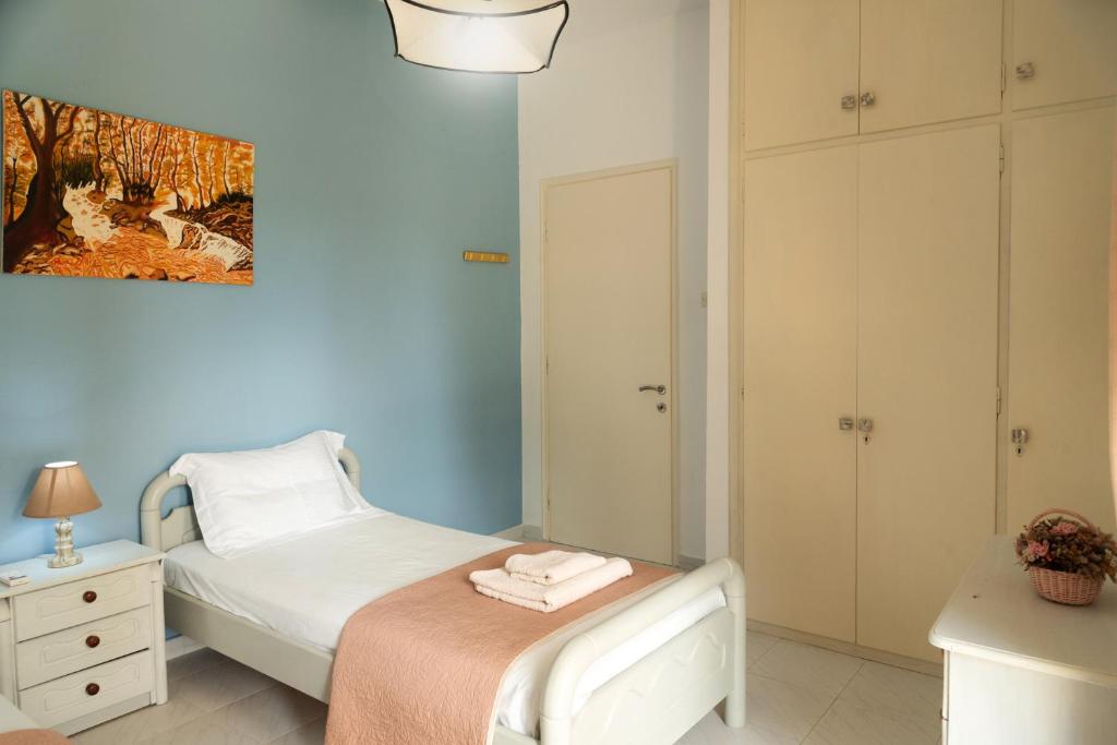 A bed or beds in a room at MEL
