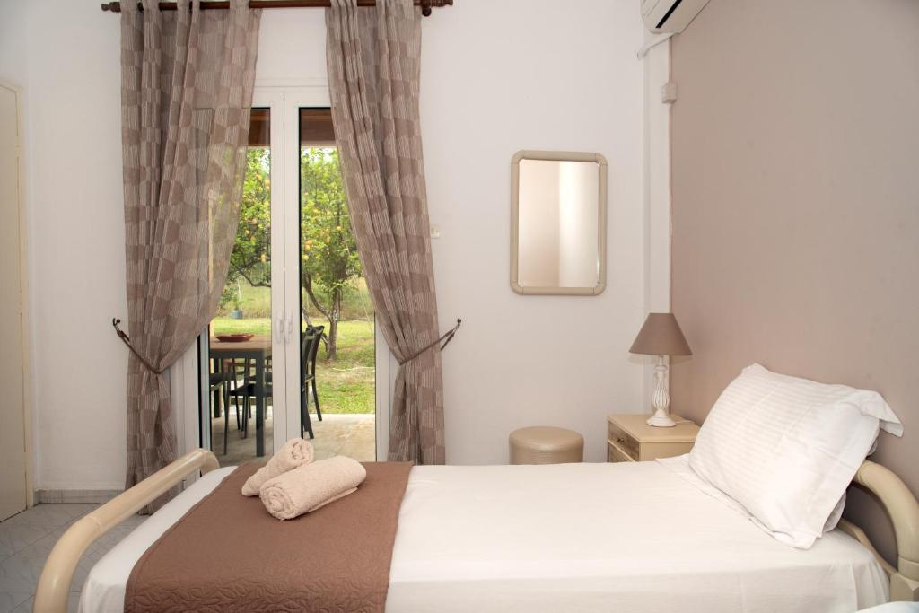 A bed or beds in a room at MEL