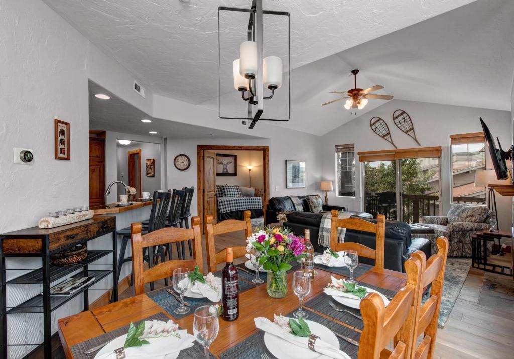 Great Location for Year-Round Recreation and Redstone Shopping! Park