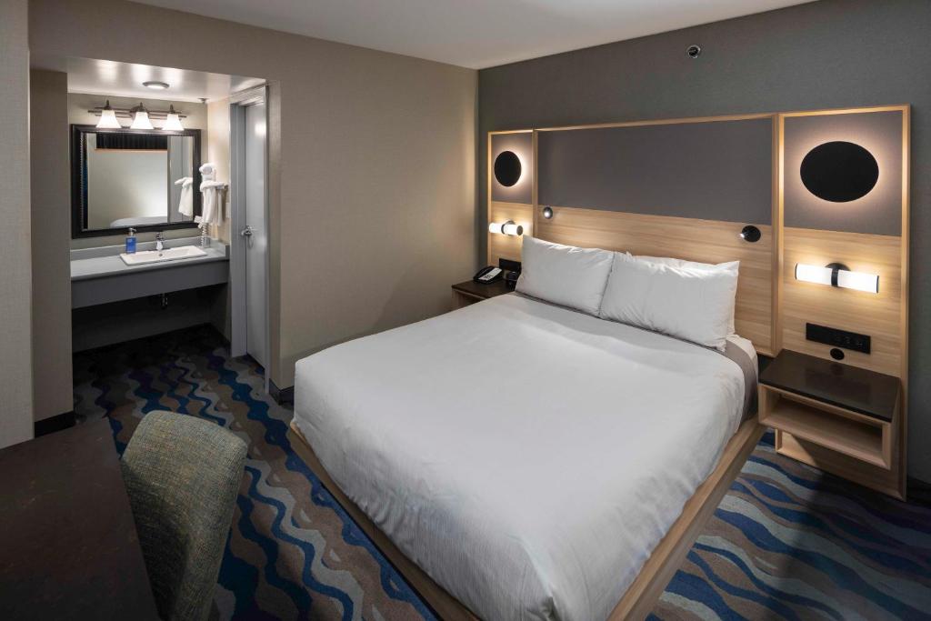 Postel nebo postele na pokoji v ubytování Accent Inns Kelowna