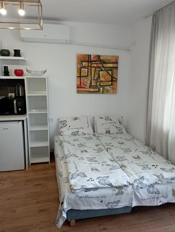 a bedroom with a bed and a painting on the wall at Студио за нощувки Габрово in Gabrovo