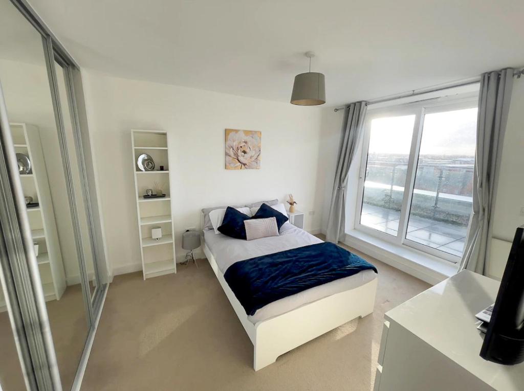 Säng eller sängar i ett rum på Business & Leisure Stays in RG2 - Top Floor Apartment with Balcony & FREE Parking!