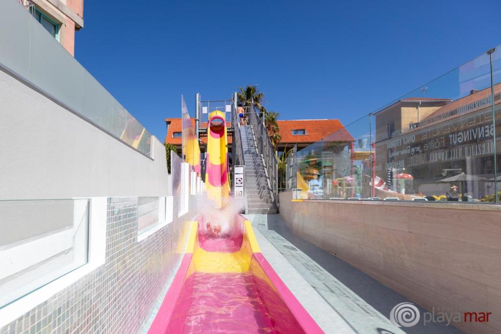 Bazén v ubytování Apartamentos Turísticos Playa Mar I nebo v jeho okolí