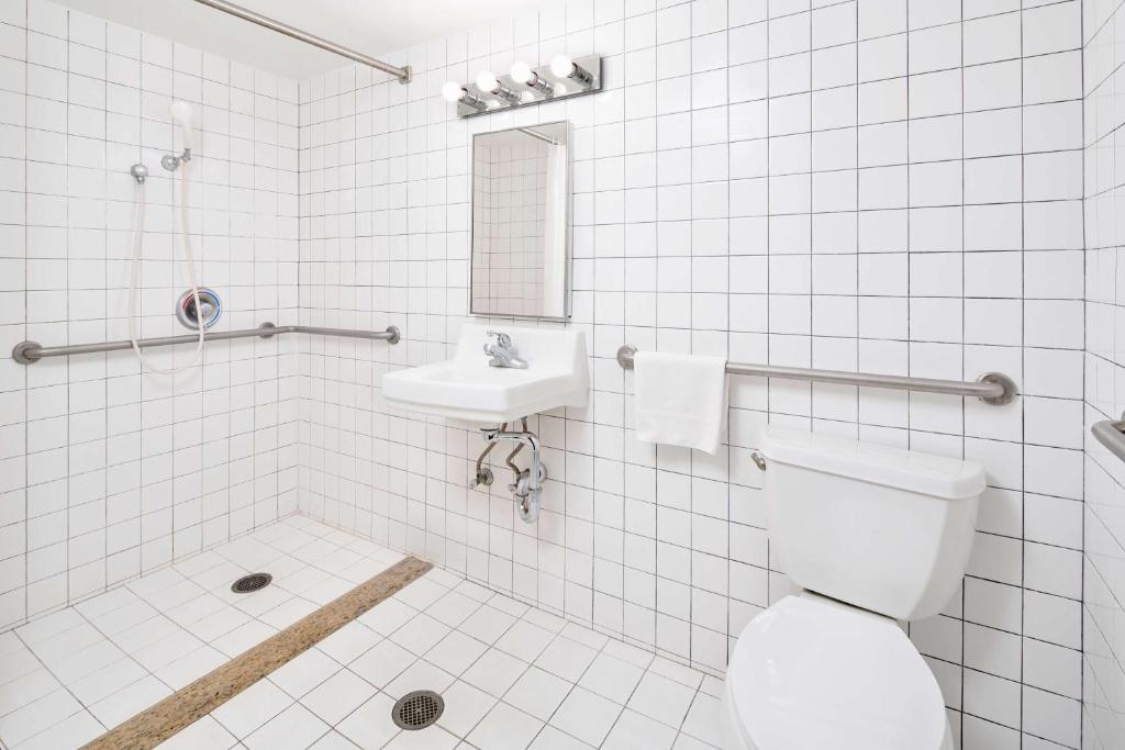 Koupelna v ubytování Ewa Hotel Waikiki