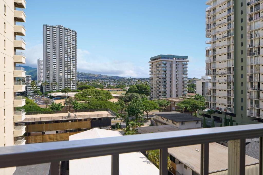 Nespecifikovaný výhled na destinaci Honolulu nebo výhled na město při pohledu z hotelu