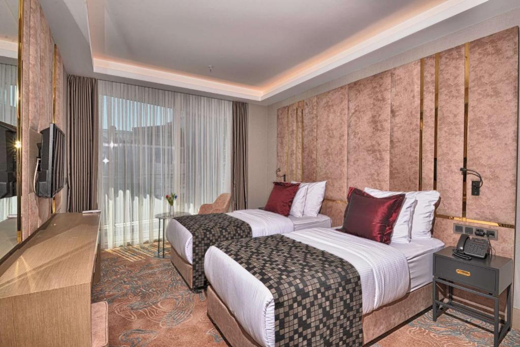 A bed or beds in a room at Best Western Premier Ottoperla Hotel