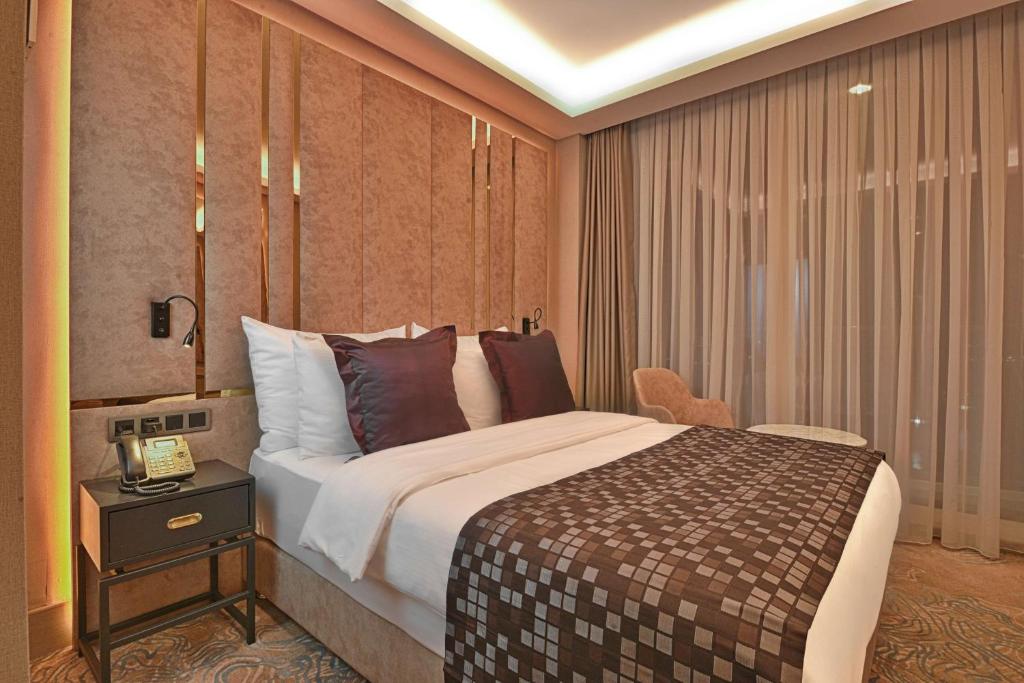 A bed or beds in a room at Best Western Premier Ottoperla Hotel
