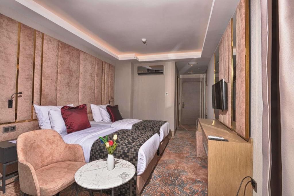 A television and/or entertainment centre at Best Western Premier Ottoperla Hotel