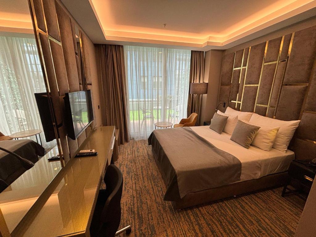 A television and/or entertainment centre at Best Western Premier Ottoperla Hotel