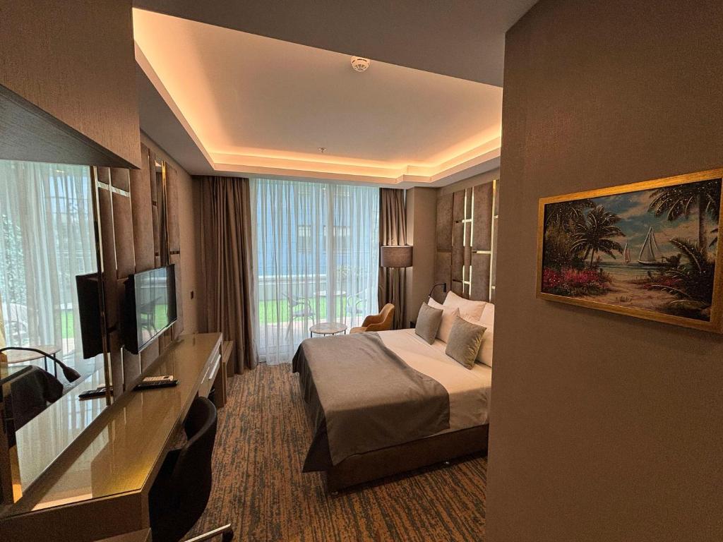 A television and/or entertainment centre at Best Western Premier Ottoperla Hotel