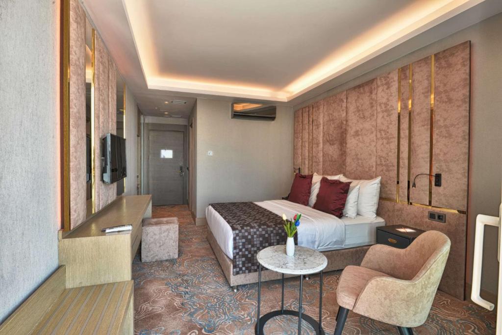 A television and/or entertainment centre at Best Western Premier Ottoperla Hotel
