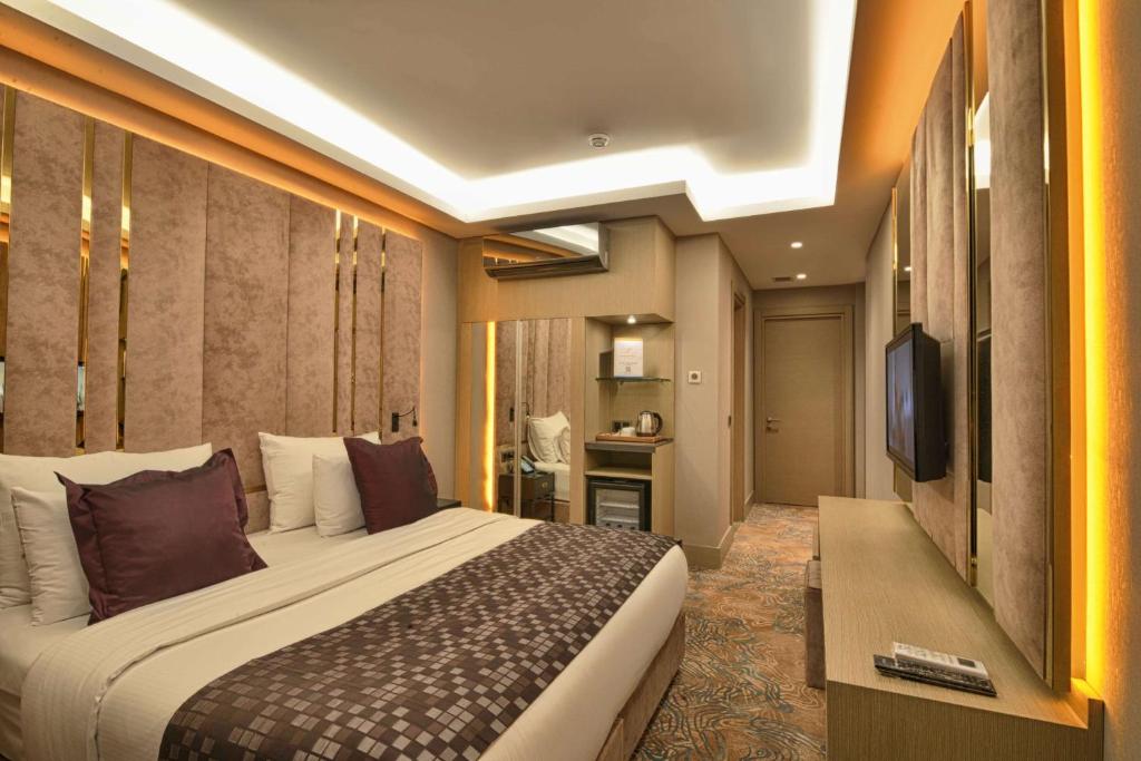 A television and/or entertainment centre at Best Western Premier Ottoperla Hotel