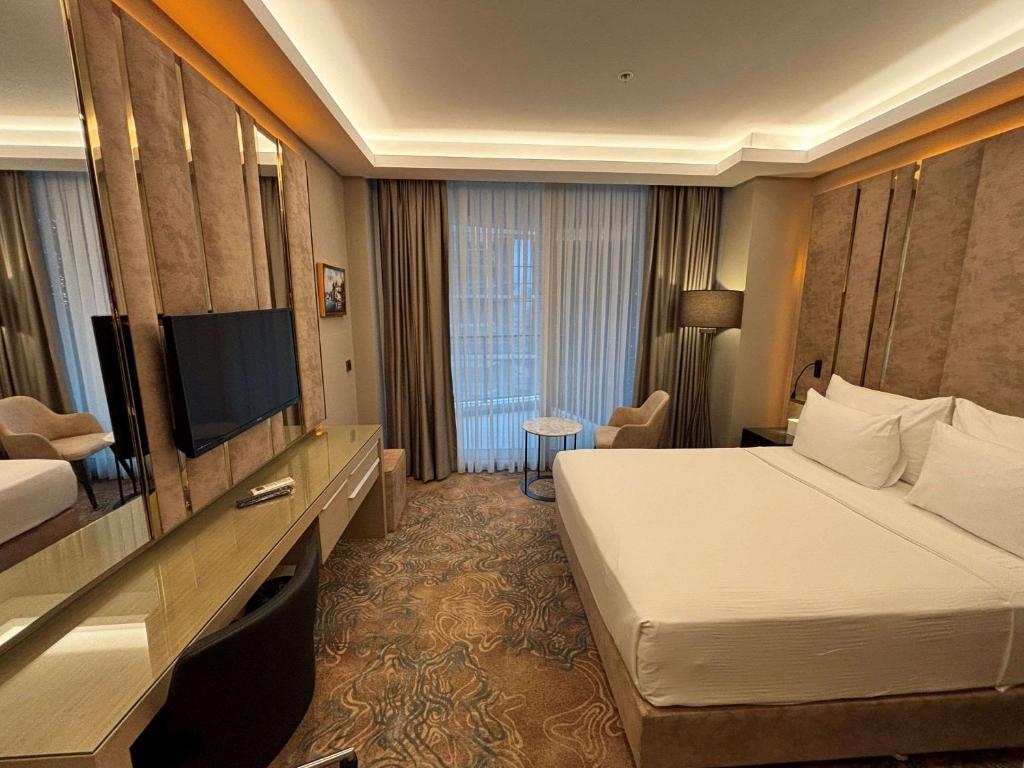 A bed or beds in a room at Best Western Premier Ottoperla Hotel