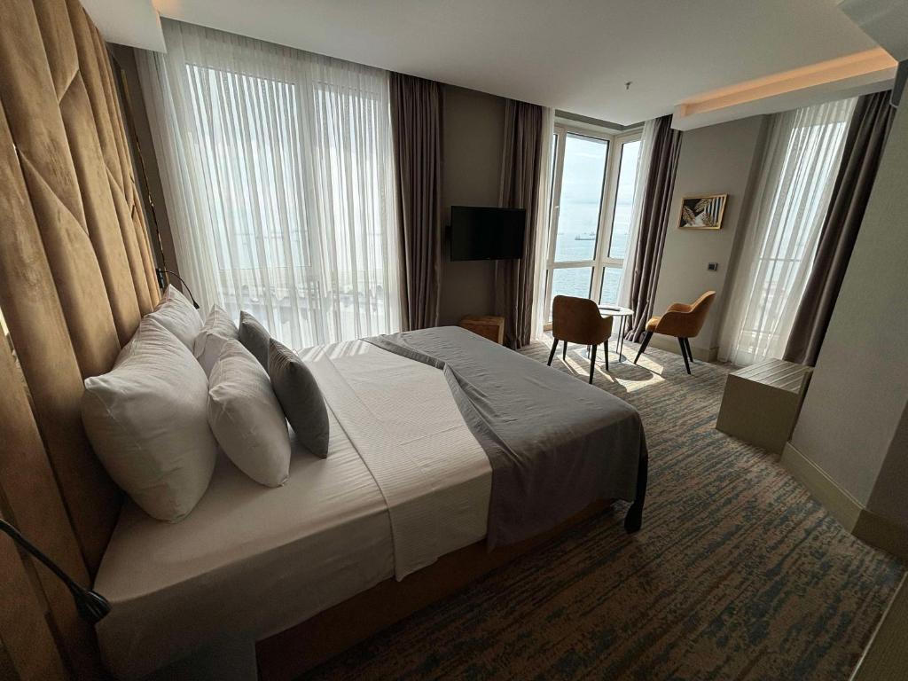 A bed or beds in a room at Best Western Premier Ottoperla Hotel