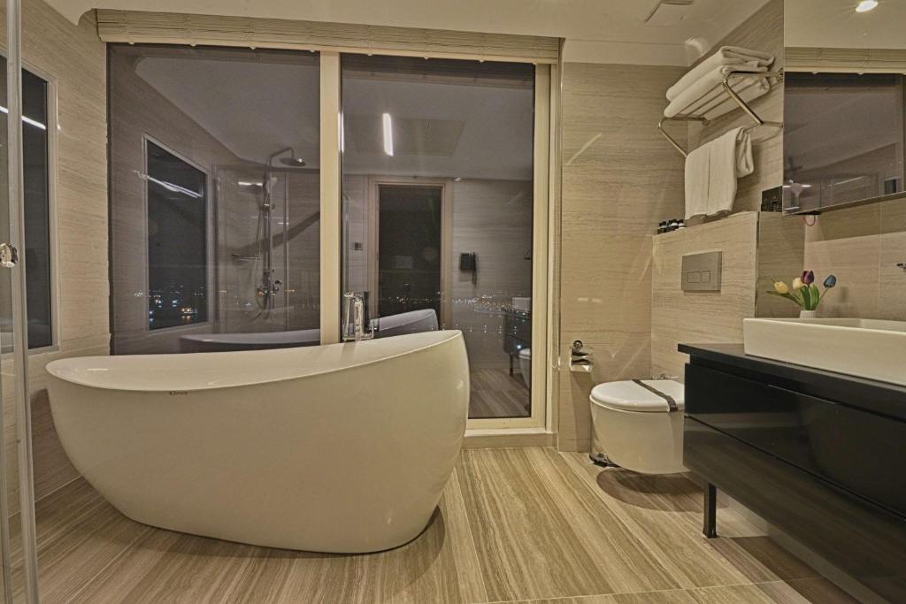 A bathroom at Best Western Premier Ottoperla Hotel