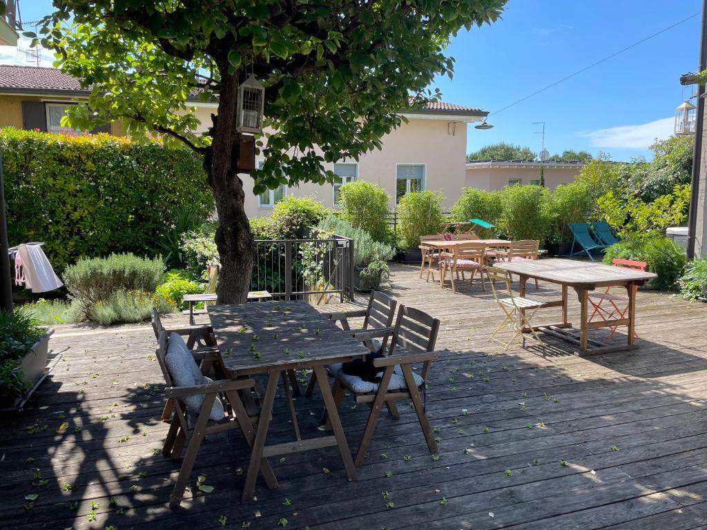 A garden outside Villa Maria Apartments